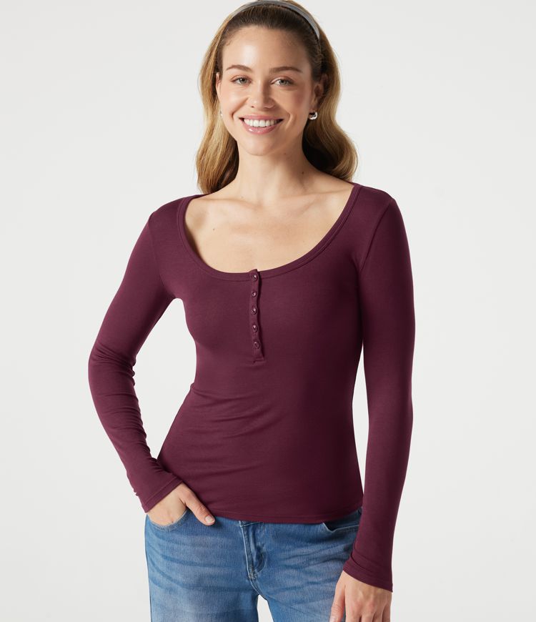 Geripptes, langärmliges, schmales T-shirt mit Henley-Ausschnitt