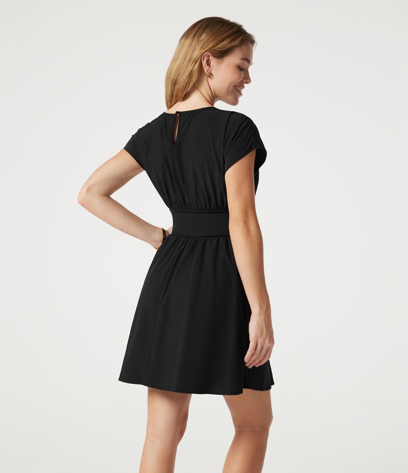 Robe de travail mini Breezeful™ manches chauve-souris courtes fluide séchage rapide avec poches latérales Robe de travail mini Breezeful™ manches chauve-souris courtes fluide séchage rapide avec poches latérales