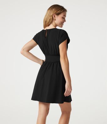 Robe de travail mini Breezeful™ manches chauve-souris courtes fluide séchage rapide avec poches latérales Robe de travail mini Breezeful™ manches chauve-souris courtes fluide séchage rapide avec poches latérales
