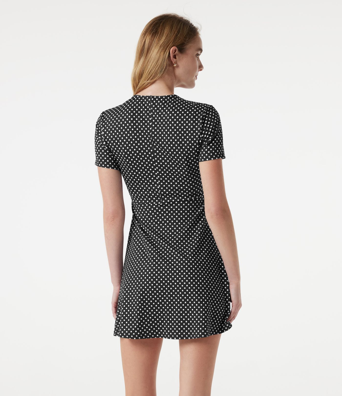 Robe mini décontractée à pois, col en V et manches courtes