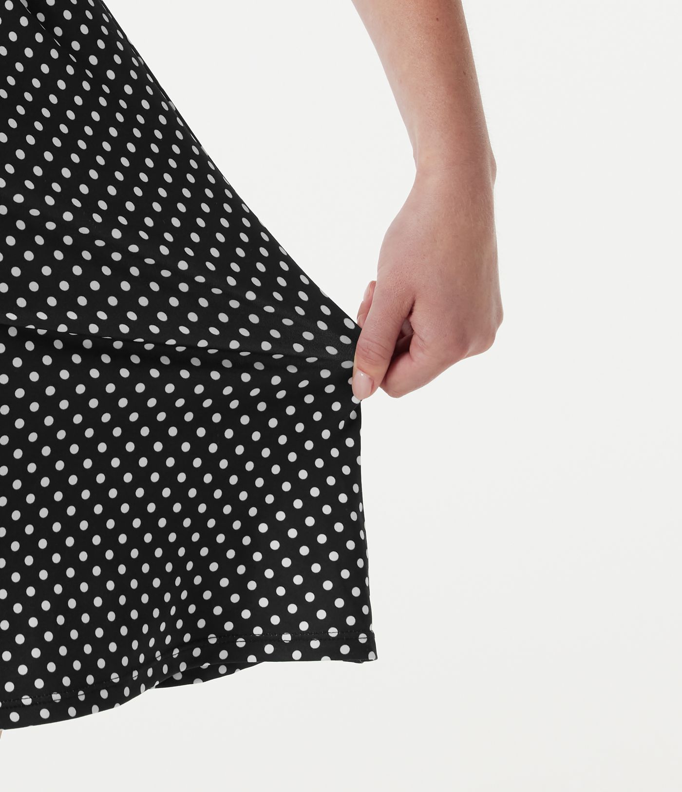 Robe mini décontractée à pois, col en V et manches courtes