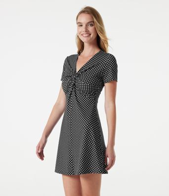 Robe mini décontractée à pois, col en V et manches courtes