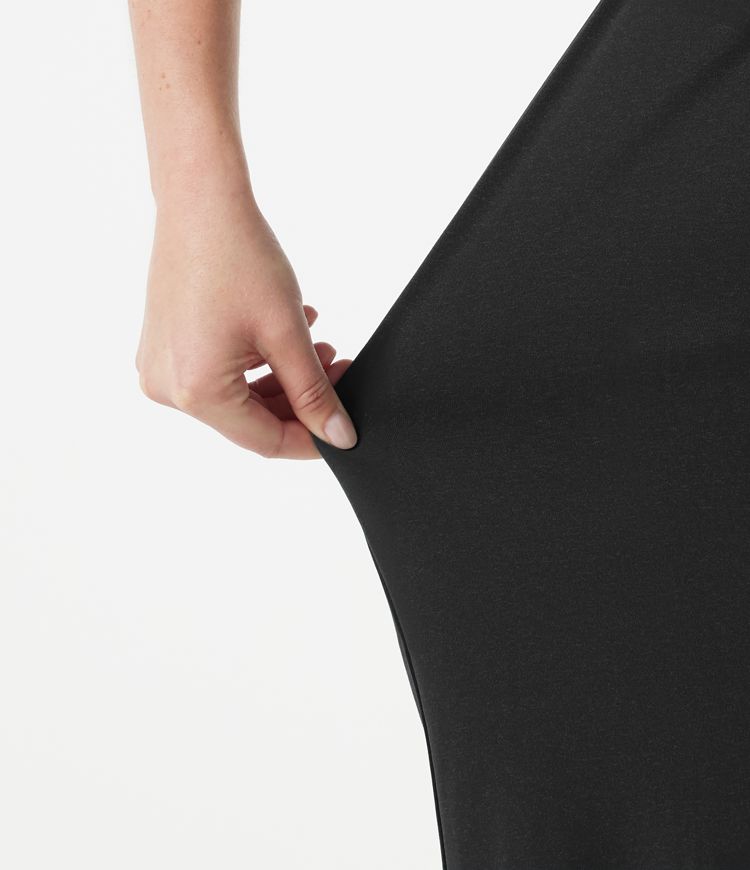 Ärmelloser Jumpsuit mit eckigem Ausschnitt und integriertem BH - Easy Peezy Edition Ärmelloser Jumpsuit mit eckigem Ausschnitt und integriertem BH - Easy Peezy Edition