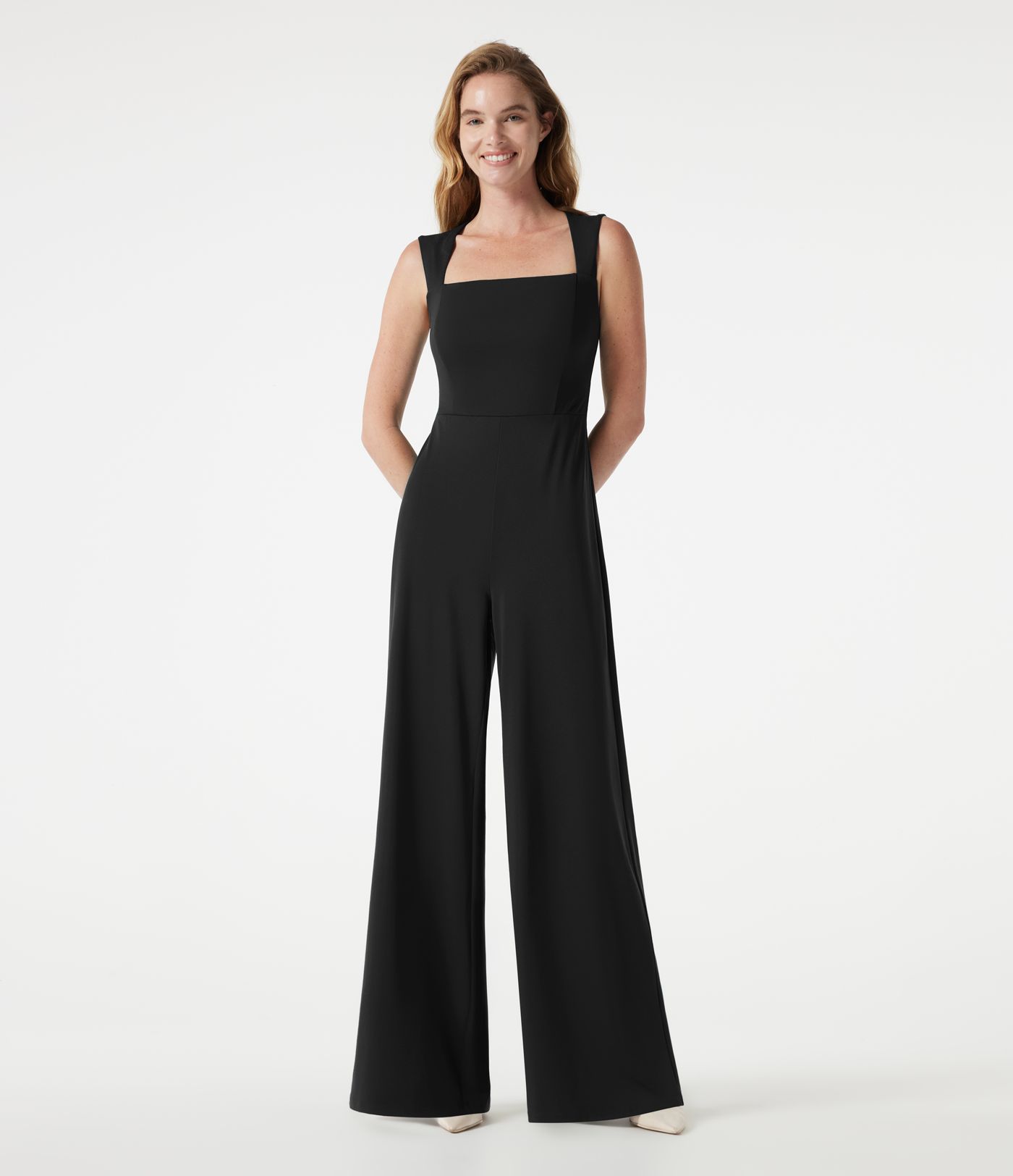 Ärmelloser Jumpsuit mit eckigem Ausschnitt und integriertem BH - Easy Peezy Edition Ärmelloser Jumpsuit mit eckigem Ausschnitt und integriertem BH - Easy Peezy Edition