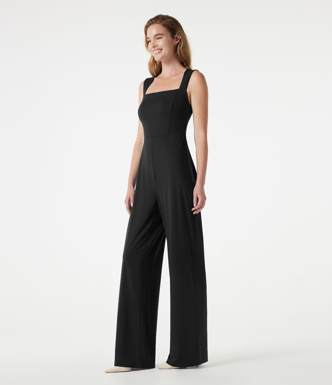 Ärmelloser Jumpsuit mit eckigem Ausschnitt und integriertem BH - Easy Peezy Edition Ärmelloser Jumpsuit mit eckigem Ausschnitt und integriertem BH - Easy Peezy Edition