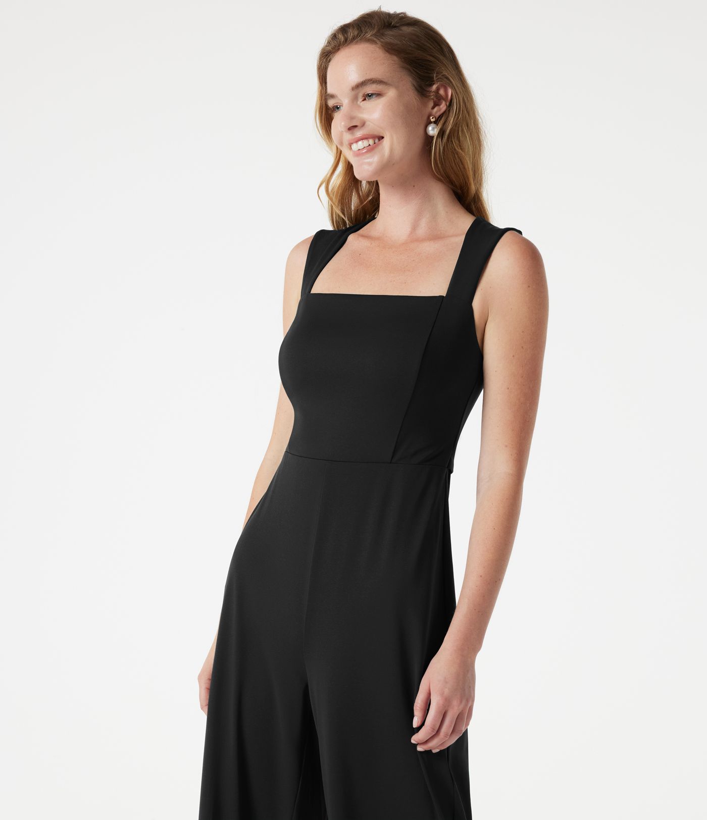 Ärmelloser Jumpsuit mit eckigem Ausschnitt und integriertem BH - Easy Peezy Edition Ärmelloser Jumpsuit mit eckigem Ausschnitt und integriertem BH - Easy Peezy Edition
