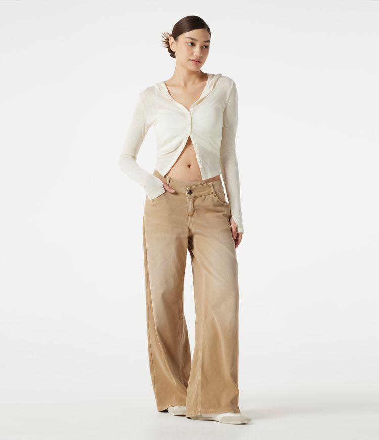 Halara Flex™ jeans décontractés asymétriques, taille basse, à jambe large, délavage coloré, avec poches.