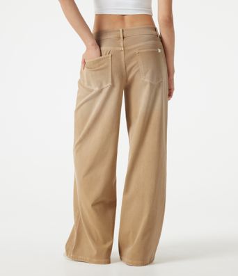 Halara Flex™ jeans décontractés asymétriques, taille basse, à jambe large, délavage coloré, avec poches.