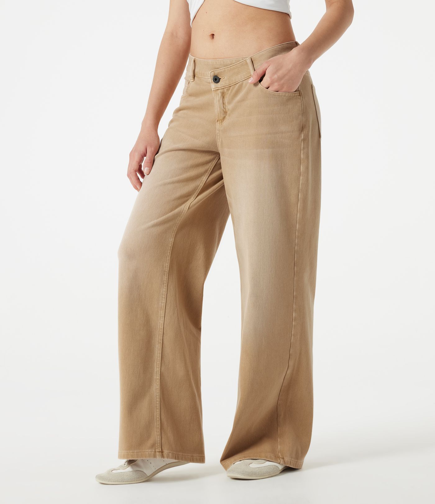 Halara Flex™ jeans décontractés asymétriques, taille basse, à jambe large, délavage coloré, avec poches.