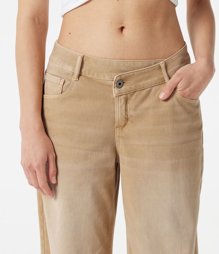 Halara Flex™ jeans décontractés asymétriques, taille basse, à jambe large, délavage coloré, avec poches.