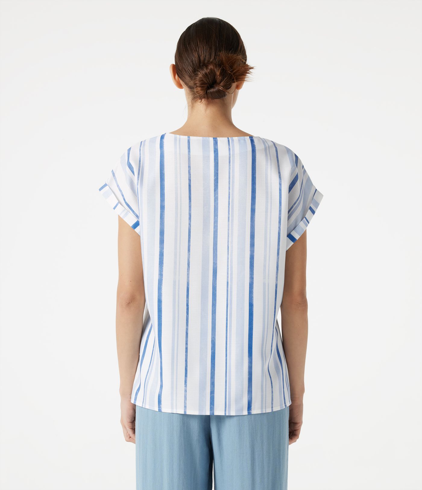 Lässiges T-Shirt mit V-Ausschnitt, kurzen Ärmeln und Streifen