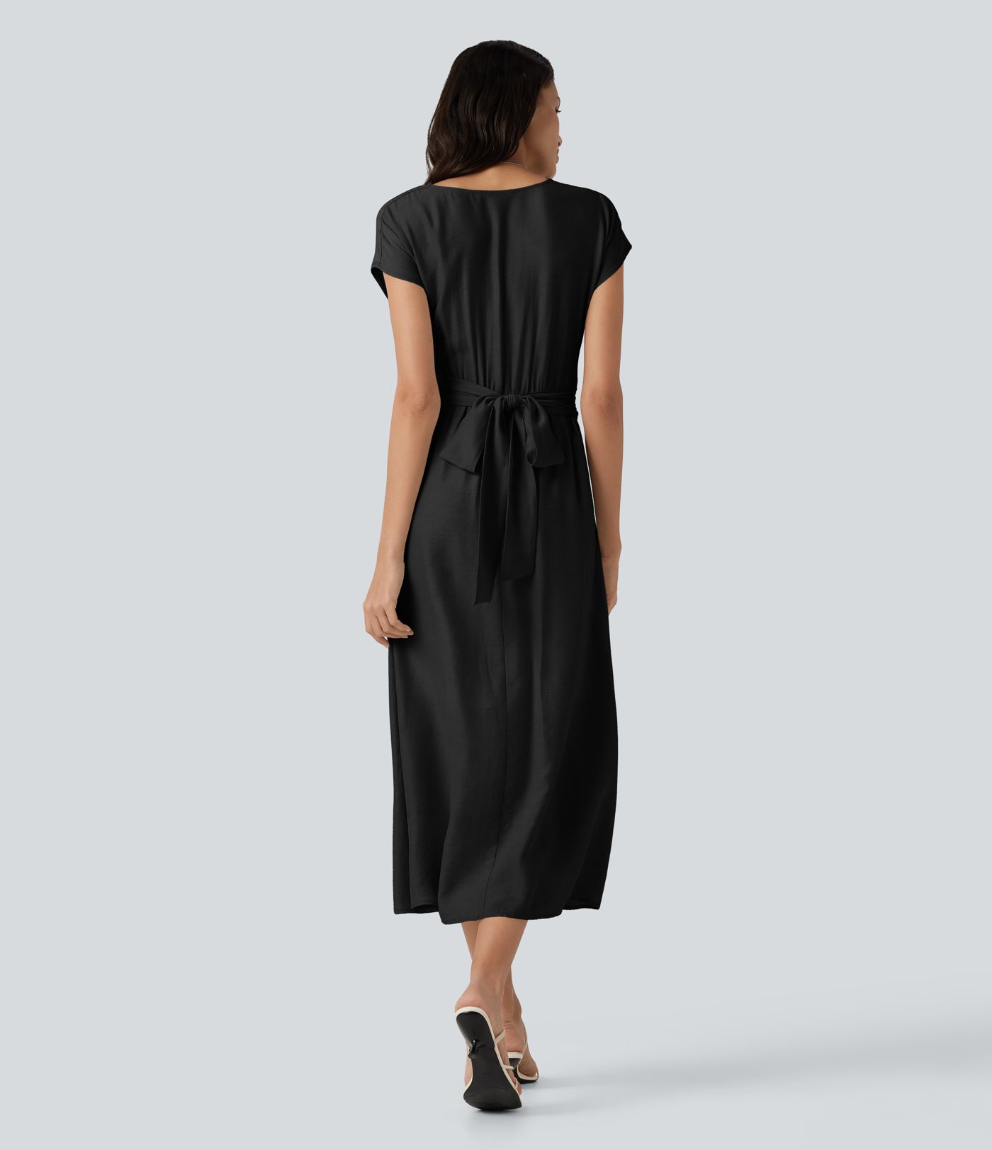 Lässiges, fließendes Midikleid aus Leinenmischgewebe mit V-Ausschnitt, Seitentaschen, kurzen Ärmeln und Bindeband hinten Lässiges, fließendes Midikleid aus Leinenmischgewebe mit V-Ausschnitt, Seitentaschen, kurzen Ärmeln und Bindeband hinten