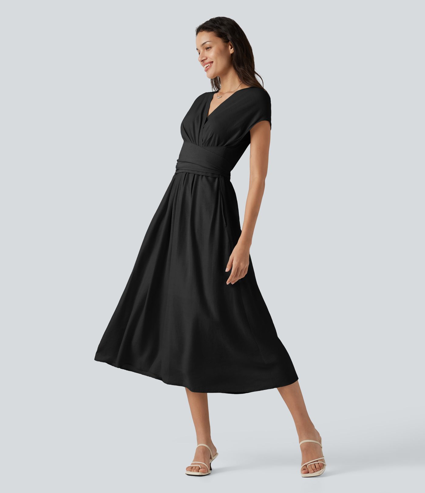 Lässiges, fließendes Midikleid aus Leinenmischgewebe mit V-Ausschnitt, Seitentaschen, kurzen Ärmeln und Bindeband hinten Lässiges, fließendes Midikleid aus Leinenmischgewebe mit V-Ausschnitt, Seitentaschen, kurzen Ärmeln und Bindeband hinten