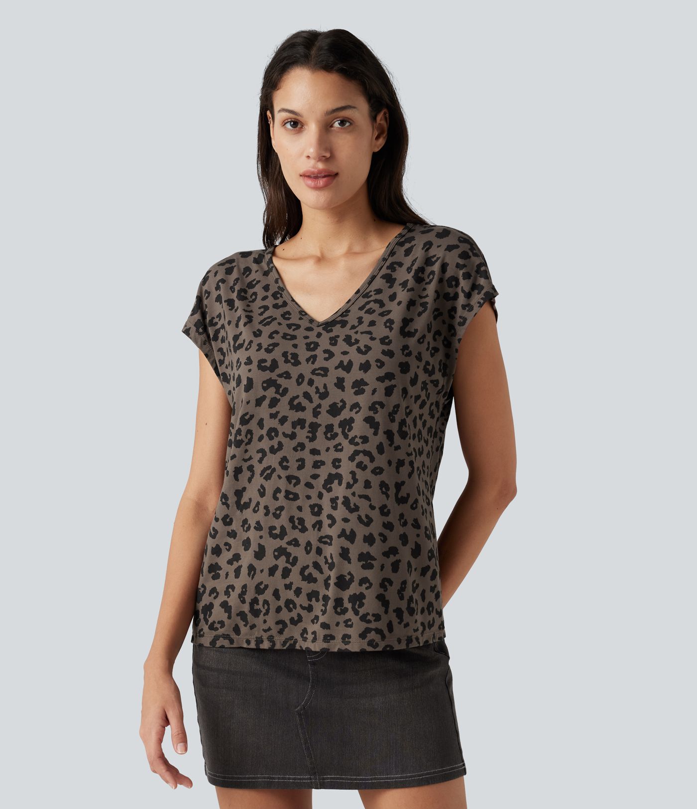 Camiseta casual de cuello en V manga corta con estampado de leopardo