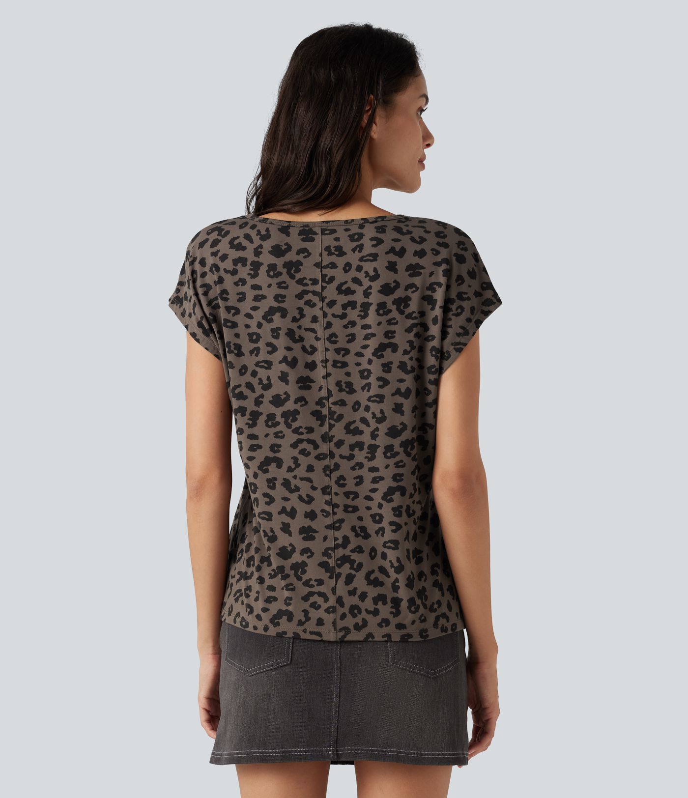 Camiseta casual de cuello en V manga corta con estampado de leopardo
