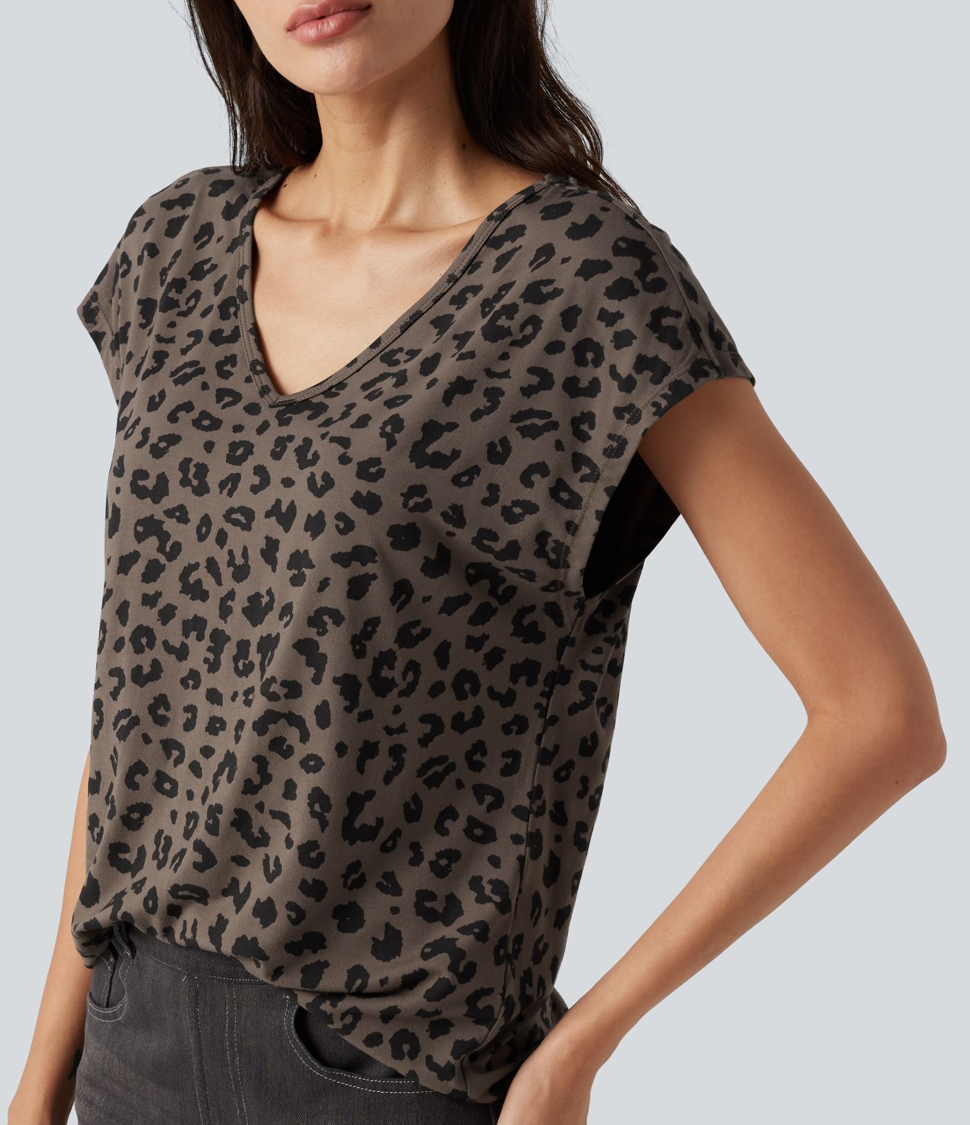 Camiseta casual de cuello en V manga corta con estampado de leopardo