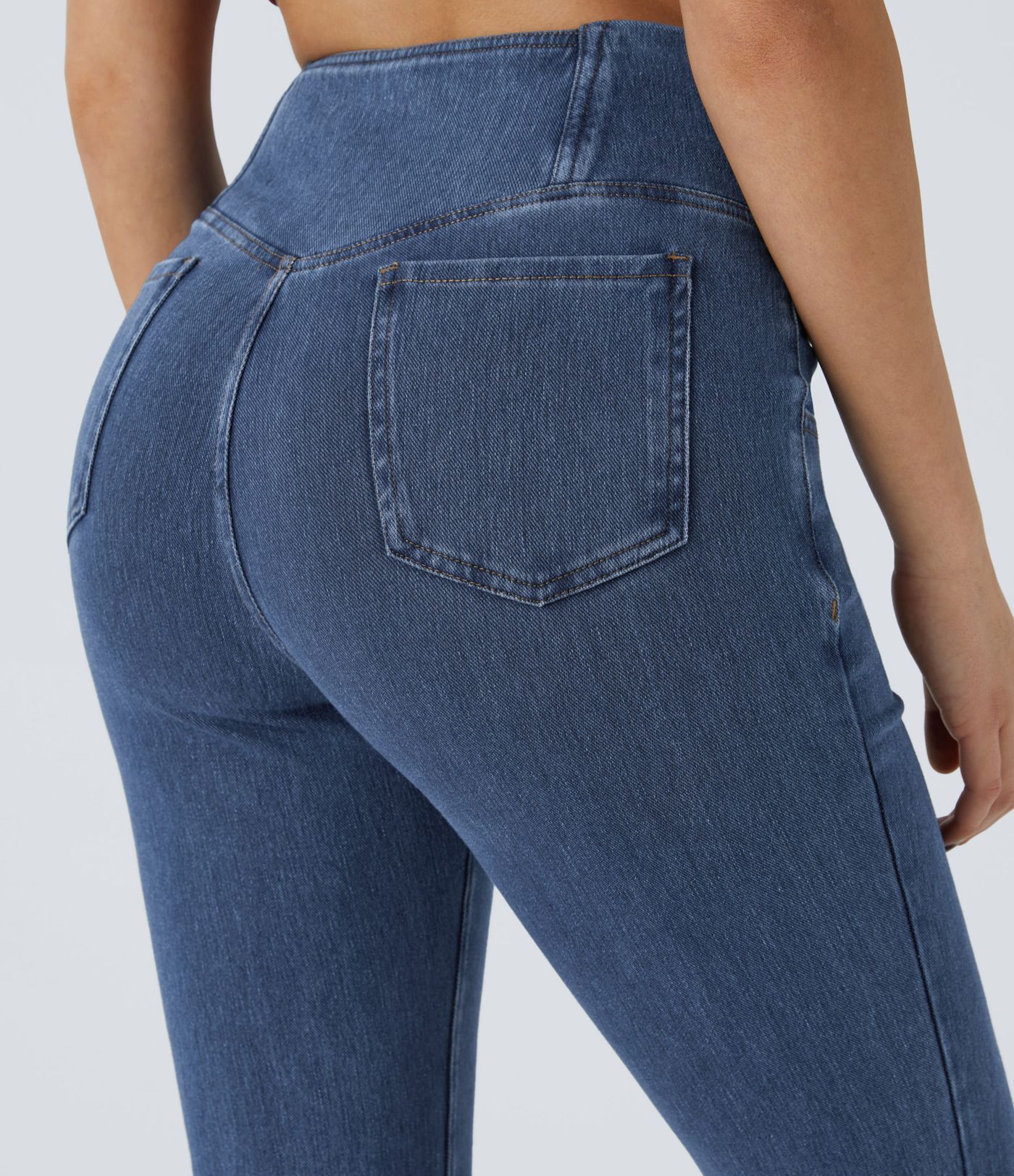 Halara Flex™ gewaschene, lässige Crossover-Flare-Jeans aus elastischem Strick-Denim mit Seitentaschen