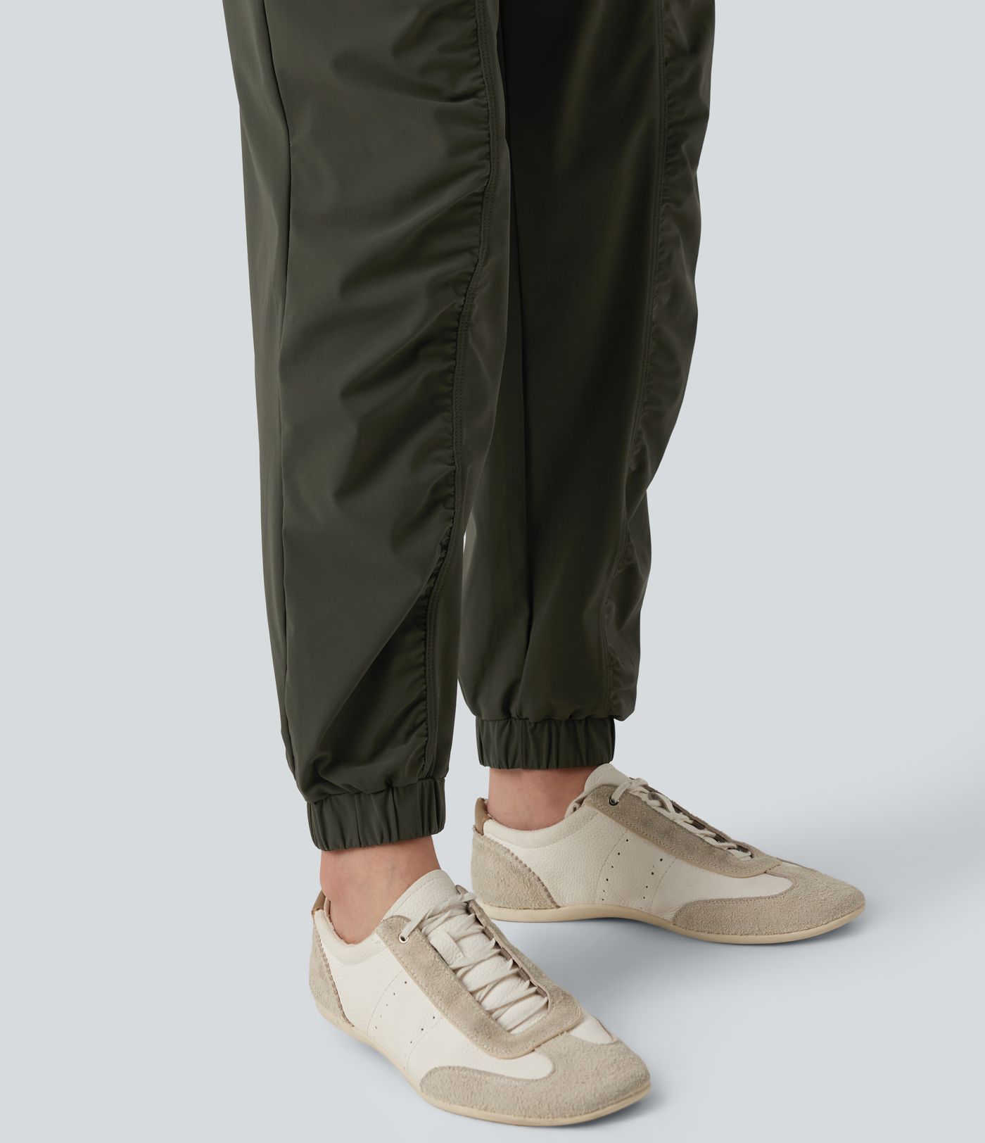 Lauf-Jogger mit mittelhohem Bund, Kordelzug, Raffung, schmal zulaufendem Schnitt, schnelltrocknend, kühlendem Griff und Taschen — UPF 40+