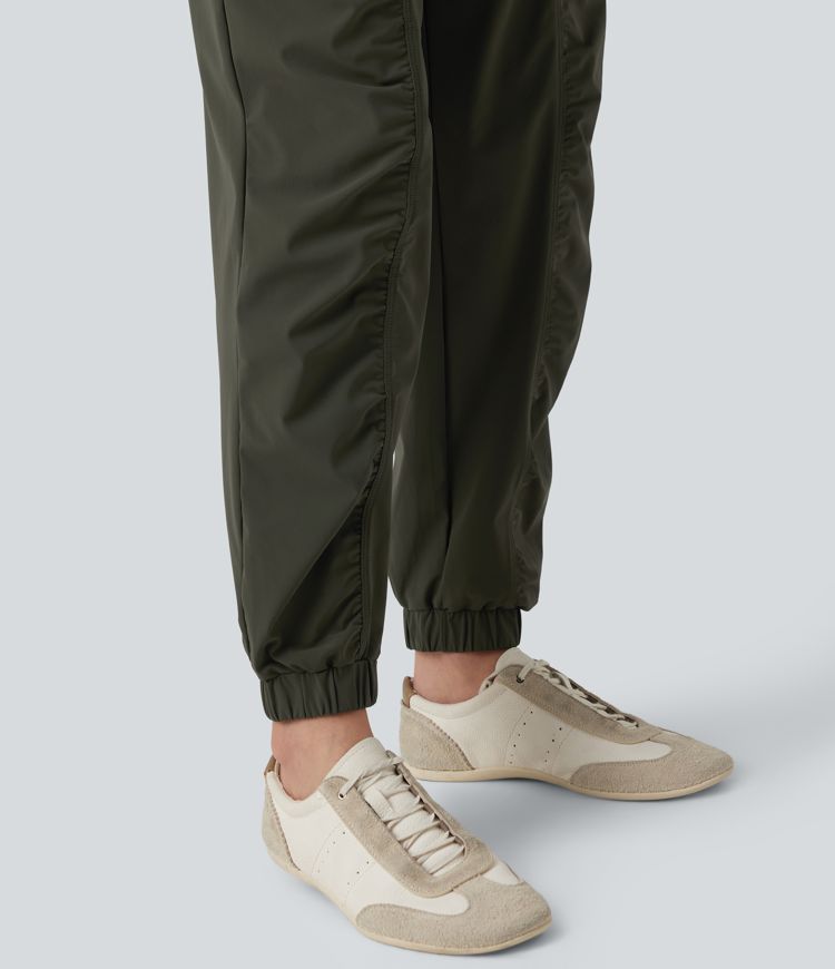 Lauf-Jogger mit mittelhohem Bund, Kordelzug, Raffung, schmal zulaufendem Schnitt, schnelltrocknend, kühlendem Griff und Taschen — UPF 40+