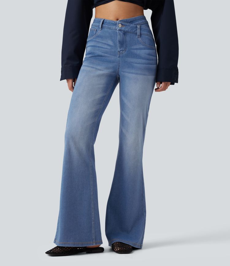 Halara Flex™ hochgeschnittene Crossover-Jeans, bauchformend, mit ausgestelltem Bein und Taschen