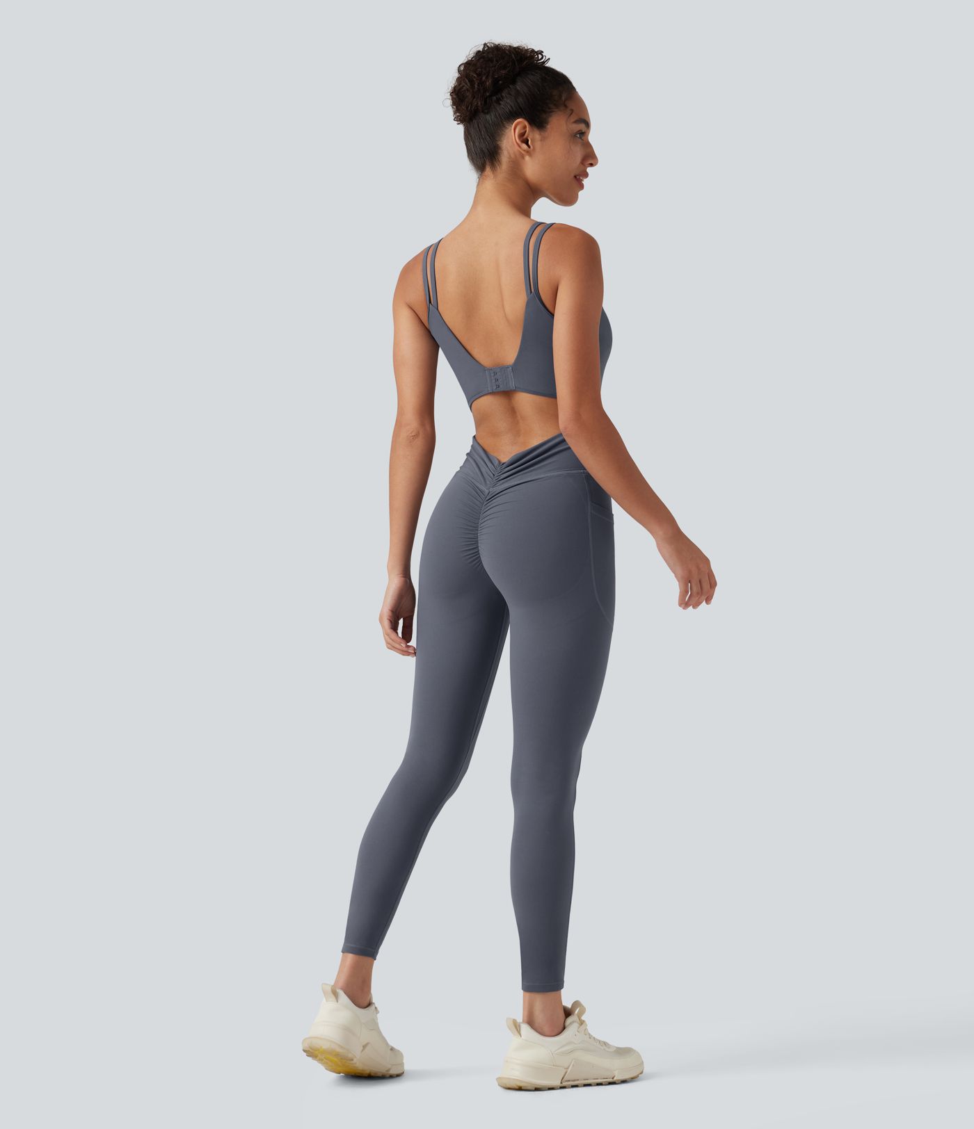 Halara UltraSculpt™ med ikke-aftagelig pude — mavekontrol, løft af numsen, rynket yogajumpsuit med lommer — Easy Peezy-udgave Halara UltraSculpt™ med ikke-aftagelig pude — mavekontrol, løft af numsen, rynket yogajumpsuit med lommer — Easy Peezy-udgave