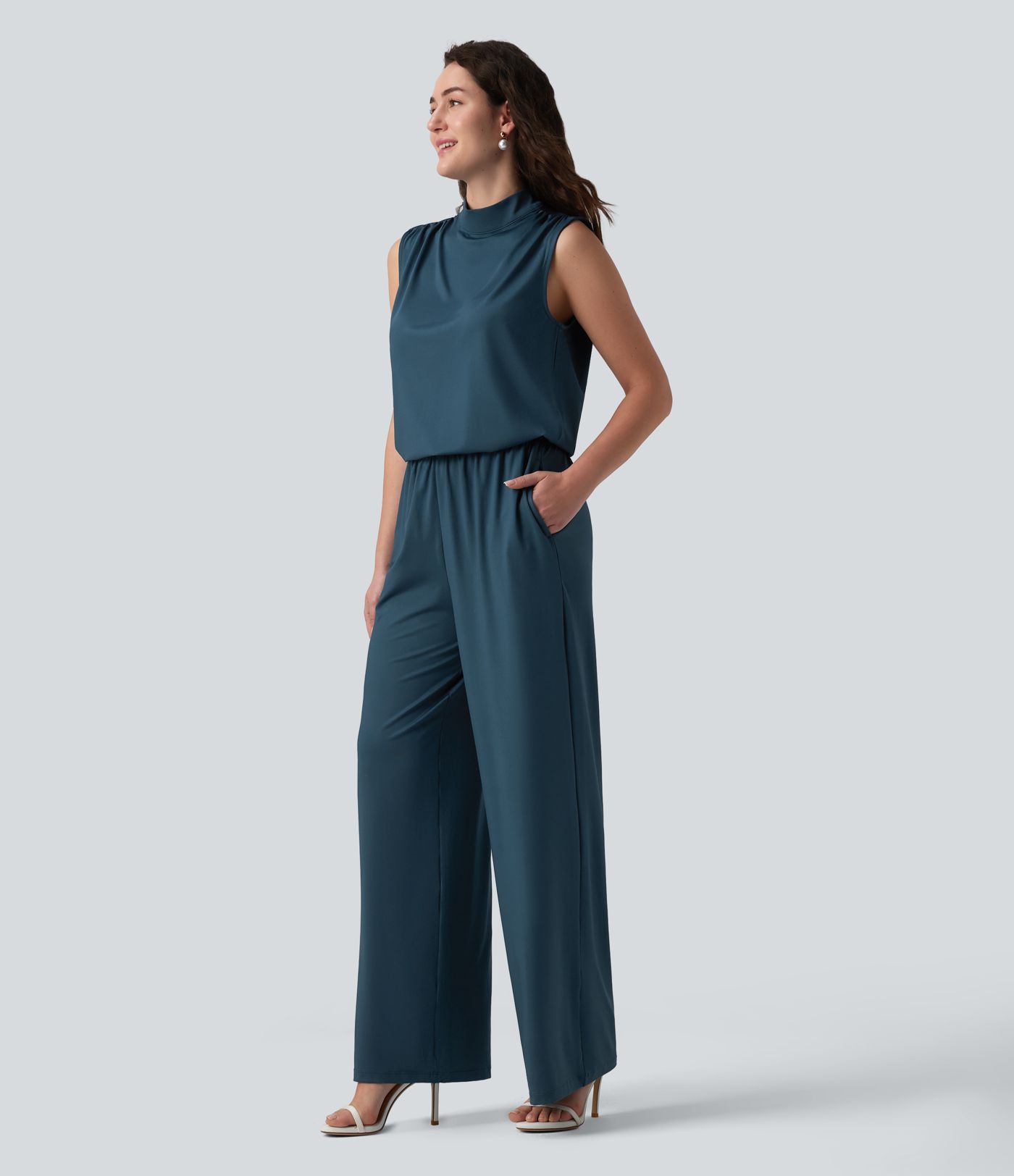 Ärmelloser Jumpsuit mit Stehkragen, Seitentaschen und geradem Bein für Brautjungfern und Hochzeitsgäste - Easy Peezy Ärmelloser Jumpsuit mit Stehkragen, Seitentaschen und geradem Bein für Brautjungfern und Hochzeitsgäste - Easy Peezy