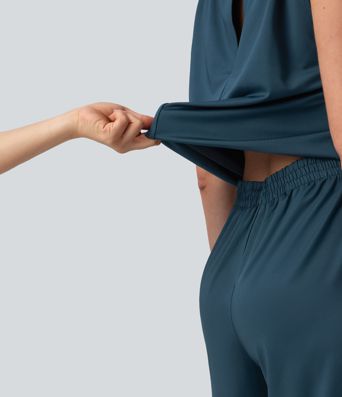 Ärmelloser Jumpsuit mit Stehkragen, Seitentaschen und geradem Bein für Brautjungfern und Hochzeitsgäste - Easy Peezy Ärmelloser Jumpsuit mit Stehkragen, Seitentaschen und geradem Bein für Brautjungfern und Hochzeitsgäste - Easy Peezy