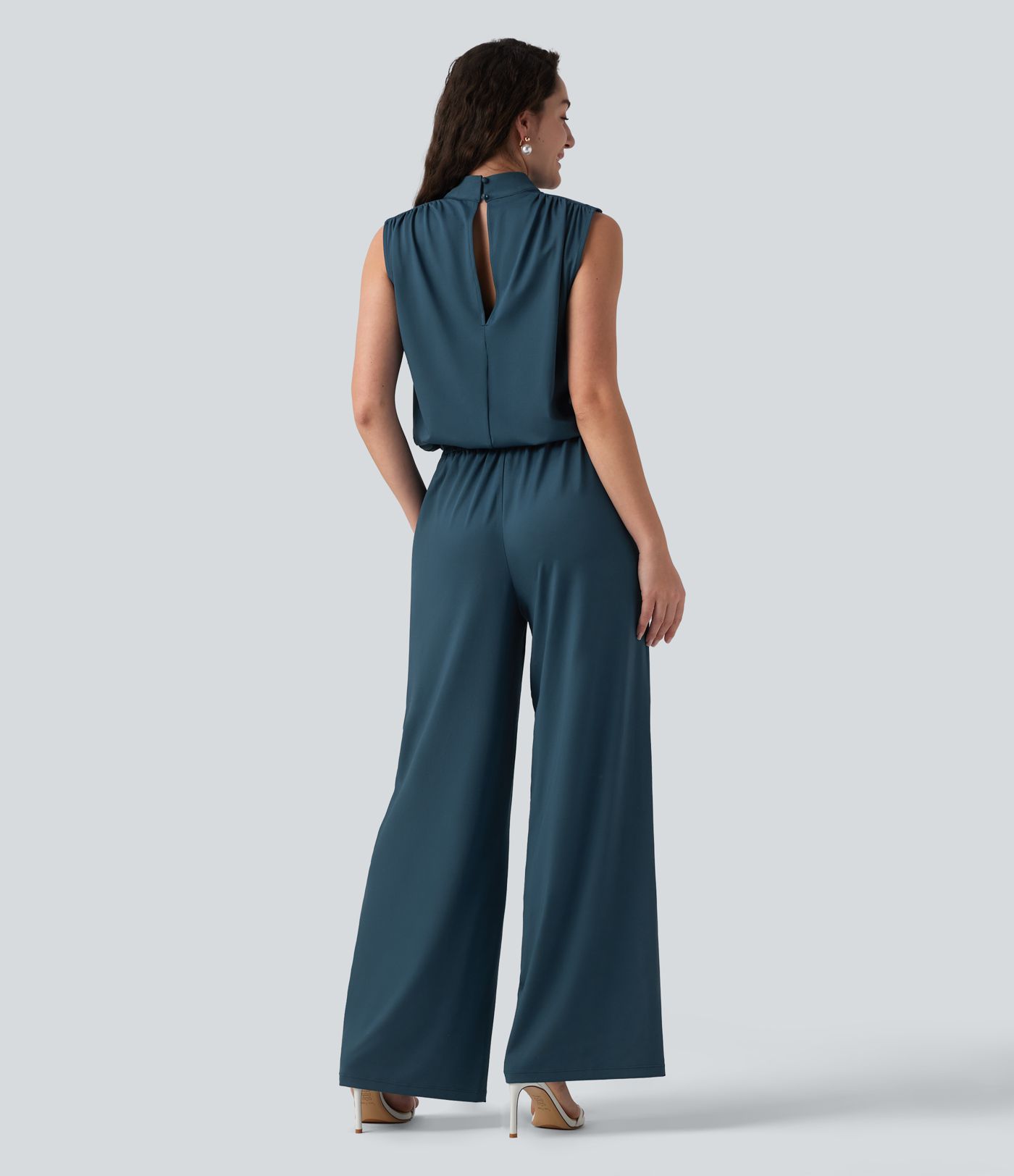 Ärmelloser Jumpsuit mit Stehkragen, Seitentaschen und geradem Bein für Brautjungfern und Hochzeitsgäste - Easy Peezy Ärmelloser Jumpsuit mit Stehkragen, Seitentaschen und geradem Bein für Brautjungfern und Hochzeitsgäste - Easy Peezy