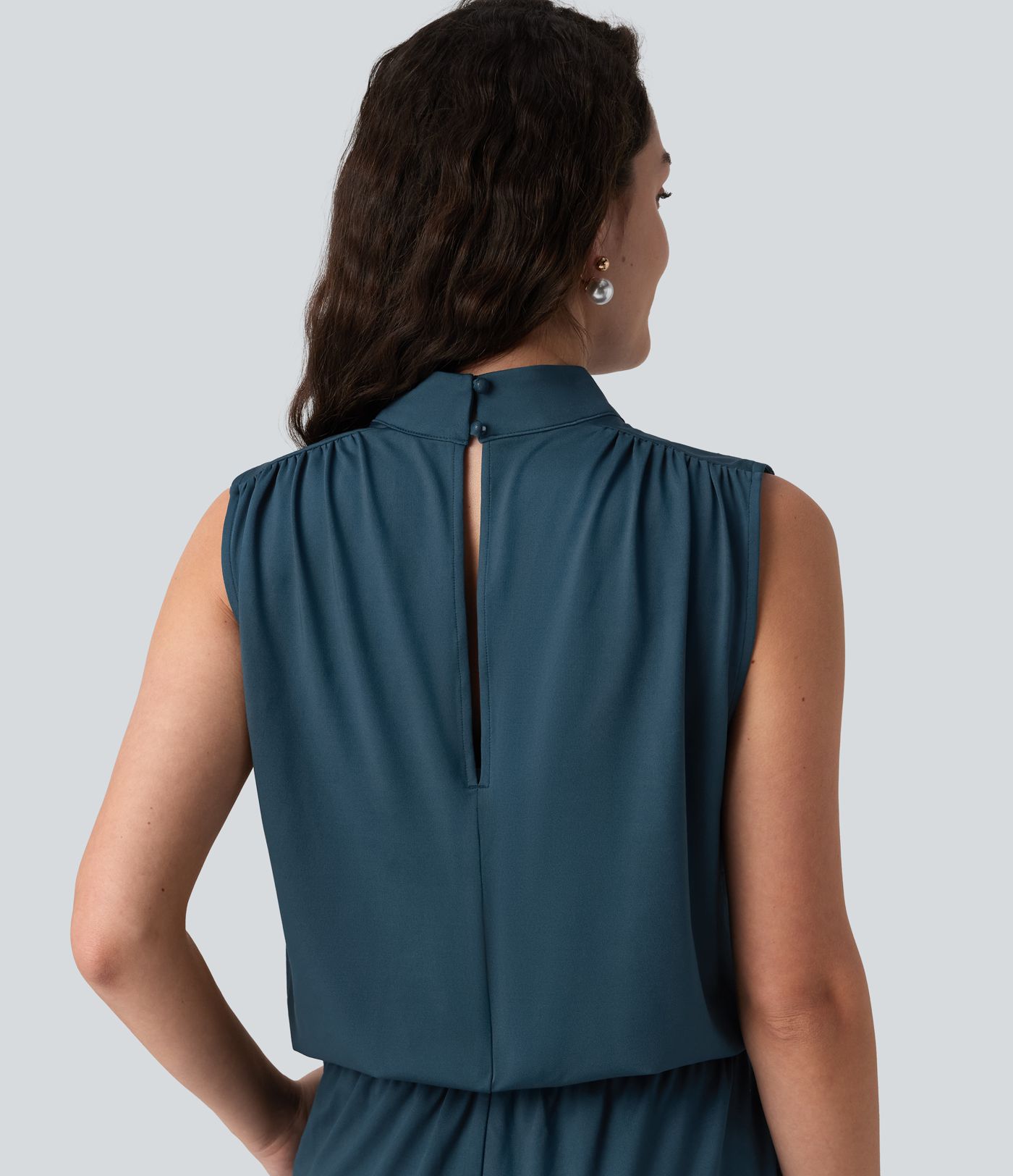 Ärmelloser Jumpsuit mit Stehkragen, Seitentaschen und geradem Bein für Brautjungfern und Hochzeitsgäste - Easy Peezy Ärmelloser Jumpsuit mit Stehkragen, Seitentaschen und geradem Bein für Brautjungfern und Hochzeitsgäste - Easy Peezy
