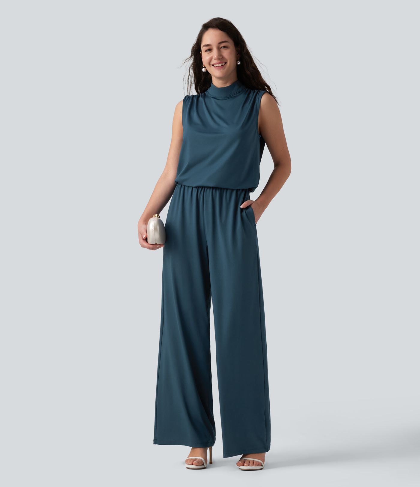 Ärmelloser Jumpsuit mit Stehkragen, Seitentaschen und geradem Bein für Brautjungfern und Hochzeitsgäste - Easy Peezy Ärmelloser Jumpsuit mit Stehkragen, Seitentaschen und geradem Bein für Brautjungfern und Hochzeitsgäste - Easy Peezy