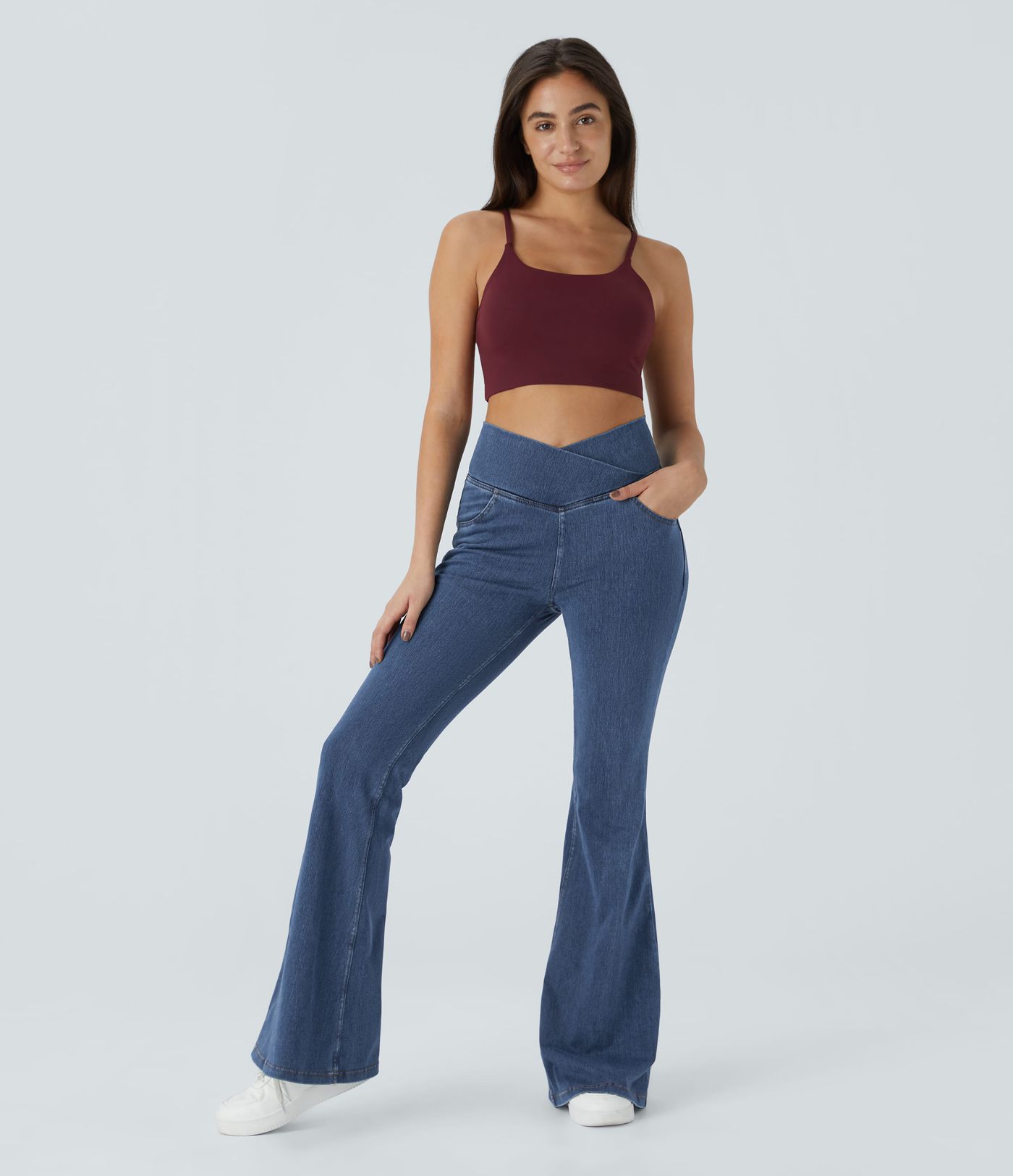 Halara Flex™ gewaschene, lässige Crossover-Flare-Jeans aus elastischem Strick-Denim mit Seitentaschen Halara Flex™ gewaschene, lässige Crossover-Flare-Jeans aus elastischem Strick-Denim mit Seitentaschen