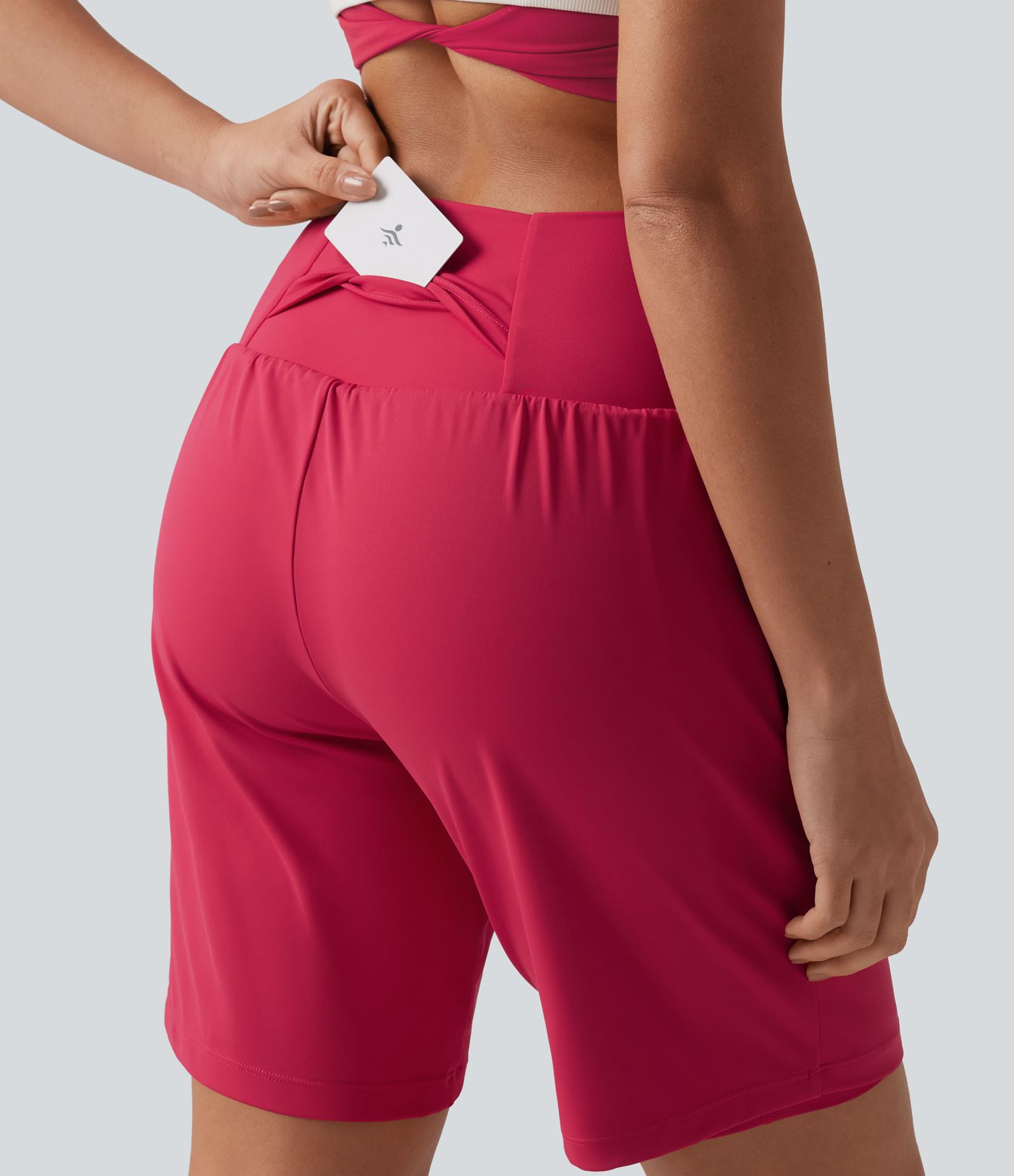 Short de yoga 2-en-1 taille haute croisée en SoftlyZero™ Airy à toucher frais 22,9 cm avec poches Short de yoga 2-en-1 taille haute croisée en SoftlyZero™ Airy à toucher frais 22,9 cm avec poches