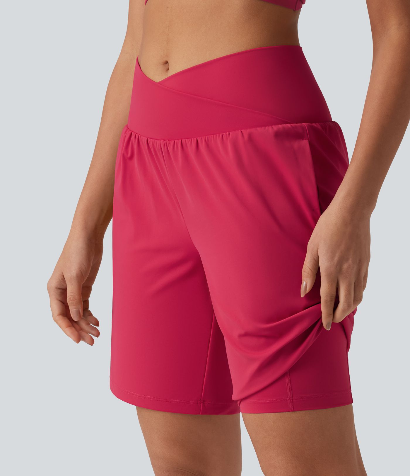 Short de yoga 2-en-1 taille haute croisée en SoftlyZero™ Airy à toucher frais 22,9 cm avec poches Short de yoga 2-en-1 taille haute croisée en SoftlyZero™ Airy à toucher frais 22,9 cm avec poches