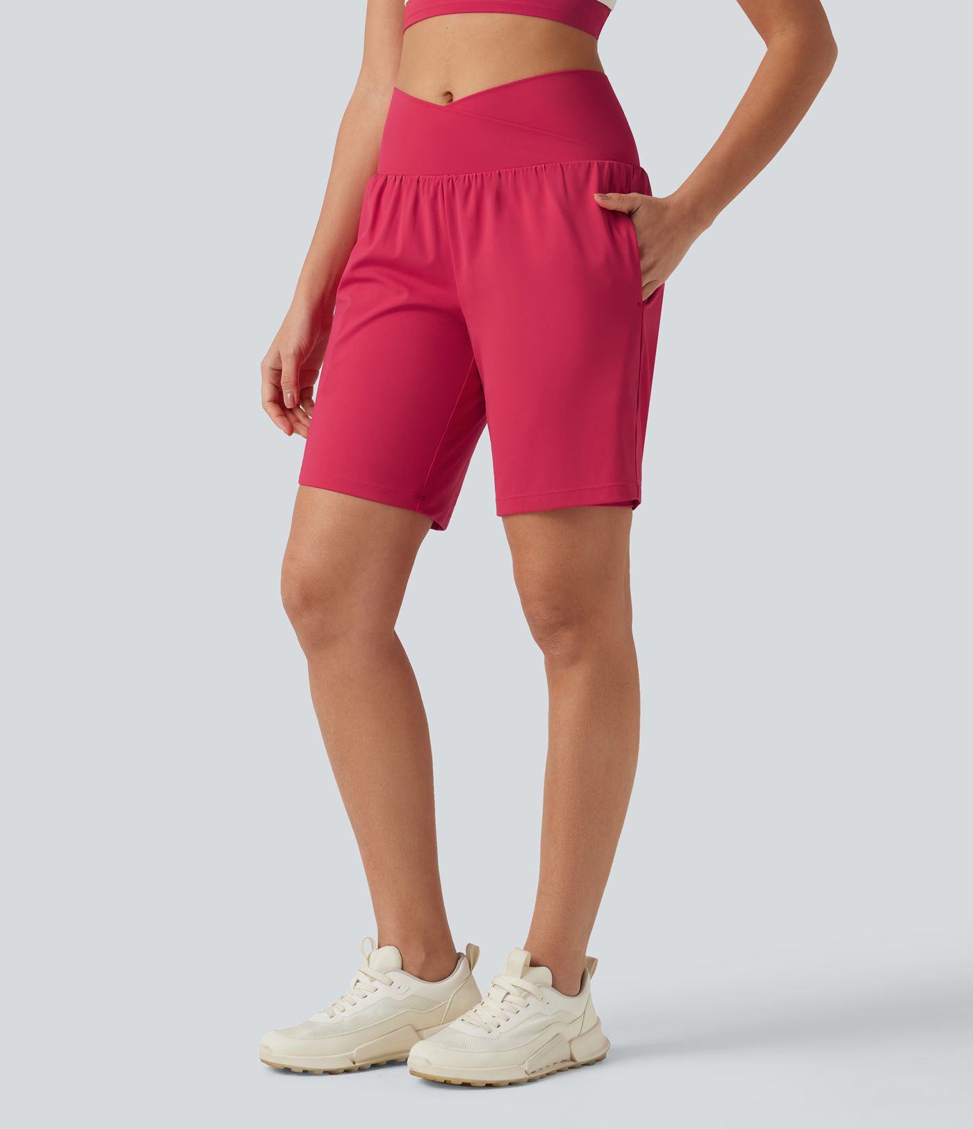 SoftlyZero™ Short de yoga InstantCool 2-en-1, taille haute à coupe croisée aérée, 9'' avec poches SoftlyZero™ Short de yoga InstantCool 2-en-1, taille haute à coupe croisée aérée, 9'' avec poches