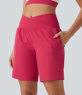 Short de yoga 2-en-1 taille haute croisée en SoftlyZero™ Airy à toucher frais 22,9 cm avec poches Short de yoga 2-en-1 taille haute croisée en SoftlyZero™ Airy à toucher frais 22,9 cm avec poches