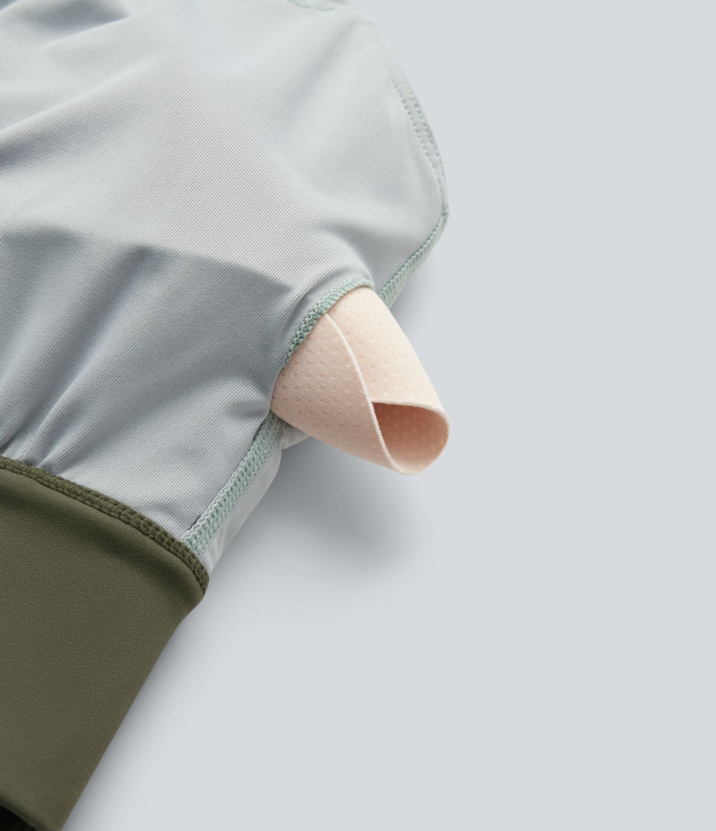 Crop top de running effet frais InstantCool à séchage rapide avec encolure bateau, mesh contrasté, manches courtes, coussinets amovibles et protection solaire UPF50+ Crop top de running effet frais InstantCool à séchage rapide avec encolure bateau, mesh contrasté, manches courtes, coussinets amovibles et protection solaire UPF50+