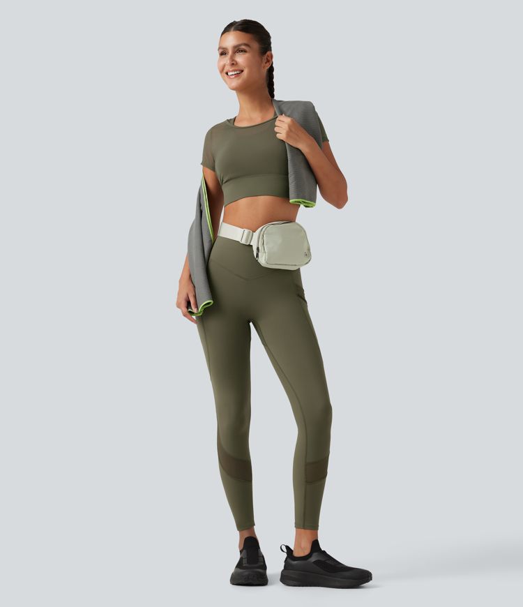 Crop top de running effet frais InstantCool à séchage rapide avec encolure bateau, mesh contrasté, manches courtes, coussinets amovibles et protection solaire UPF50+ Crop top de running effet frais InstantCool à séchage rapide avec encolure bateau, mesh contrasté, manches courtes, coussinets amovibles et protection solaire UPF50+