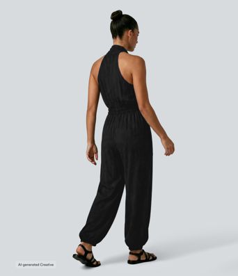 Gerippter Jumpsuit mit Neckholder und Seitentaschen - Easy Peezy Edition Gerippter Jumpsuit mit Neckholder und Seitentaschen - Easy Peezy Edition