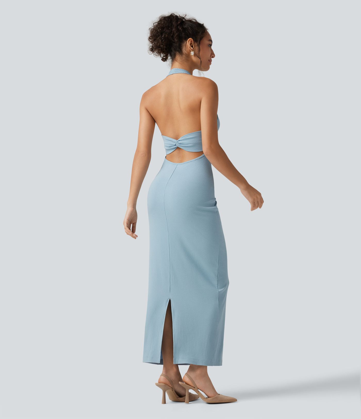 Figurbetontes Midikleid aus geripptem Strick mit Neckholder Figurbetontes Midikleid aus geripptem Strick mit Neckholder