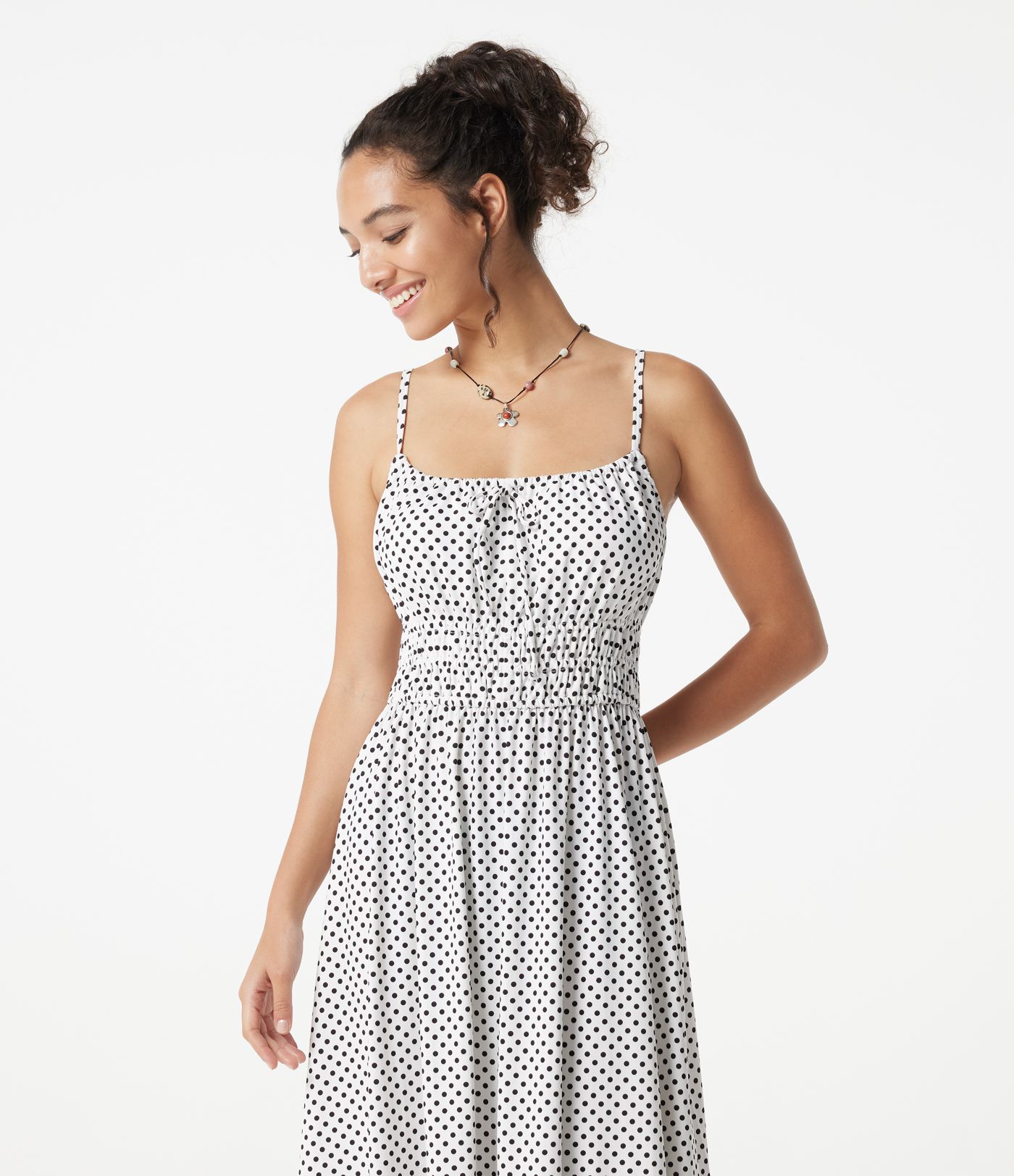 Fließendes Midi-Slipkleid mit Punkten und vorderer Bindung, lässig Fließendes Midi-Slipkleid mit Punkten und vorderer Bindung, lässig
