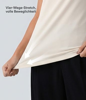Geraffte Arbeits-Bluse mit Wasserfallausschnitt, kurzen Ärmeln und geschlitztem Saum Geraffte Arbeits-Bluse mit Wasserfallausschnitt, kurzen Ärmeln und geschlitztem Saum