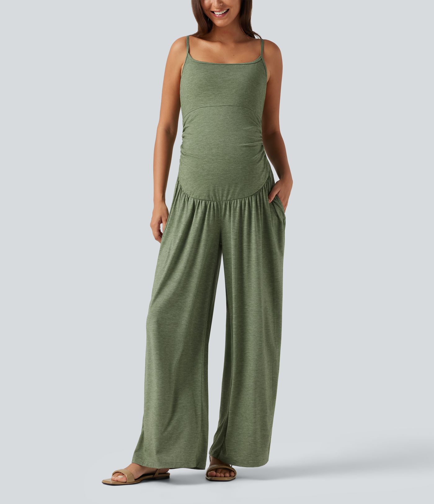 Lässiger, geraffter Umstands-Jumpsuit mit Seitentaschen, integriertem BH und weitem Bein - Easy Peezy Edition Lässiger, geraffter Umstands-Jumpsuit mit Seitentaschen, integriertem BH und weitem Bein - Easy Peezy Edition