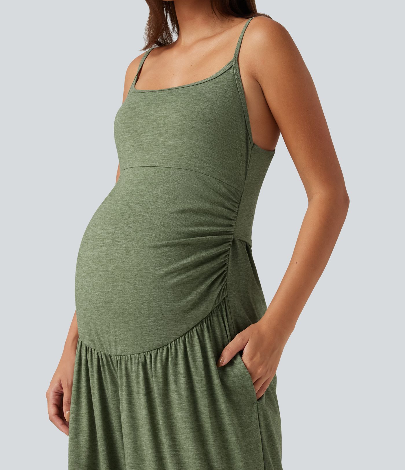 Lässiger, geraffter Umstands-Jumpsuit mit Seitentaschen, integriertem BH und weitem Bein - Easy Peezy Edition Lässiger, geraffter Umstands-Jumpsuit mit Seitentaschen, integriertem BH und weitem Bein - Easy Peezy Edition
