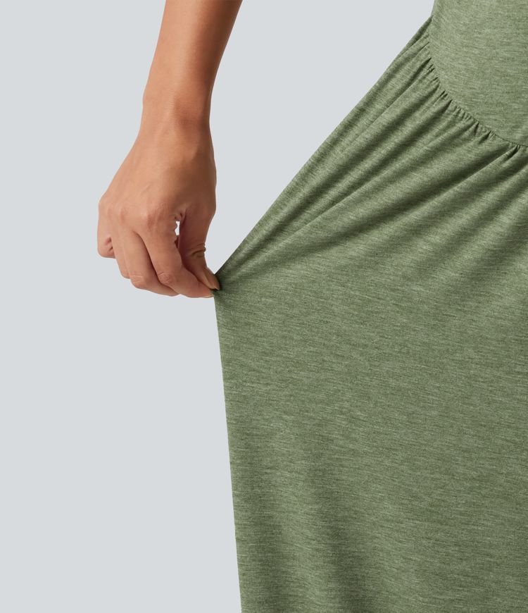 Lässiger, geraffter Umstands-Jumpsuit mit Seitentaschen, integriertem BH und weitem Bein - Easy Peezy Edition Lässiger, geraffter Umstands-Jumpsuit mit Seitentaschen, integriertem BH und weitem Bein - Easy Peezy Edition
