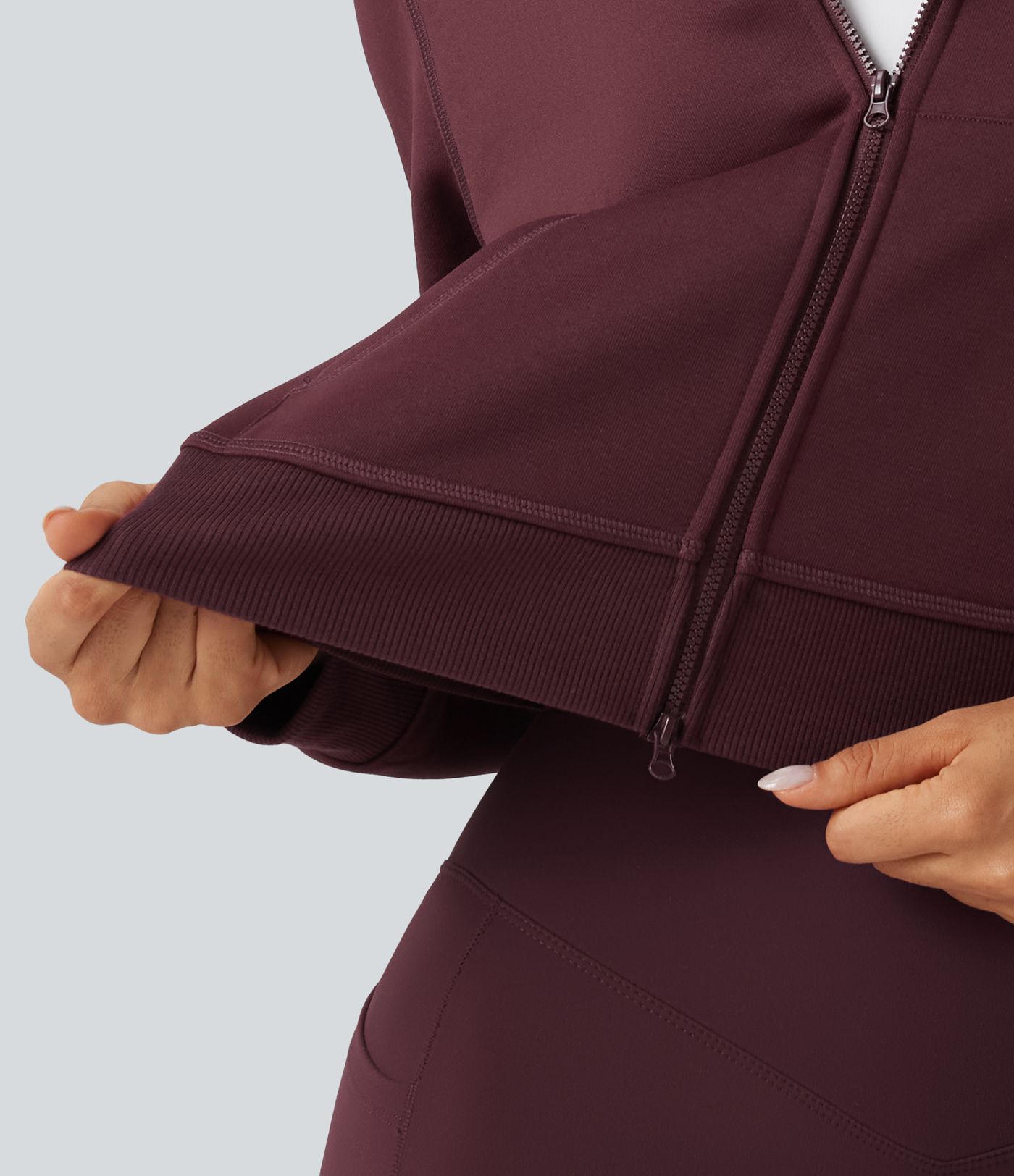 Fleece-Trainingsjacke mit Kapuze, Seitentaschen und langen Ärmeln Fleece-Trainingsjacke mit Kapuze, Seitentaschen und langen Ärmeln