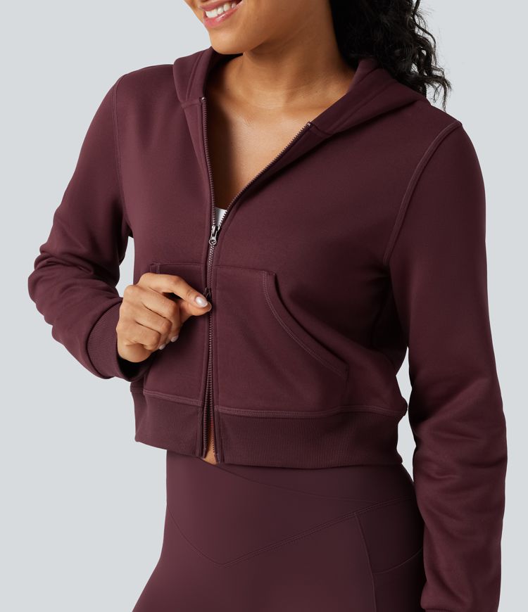 Fleece-Trainingsjacke mit Kapuze, Seitentaschen und langen Ärmeln Fleece-Trainingsjacke mit Kapuze, Seitentaschen und langen Ärmeln