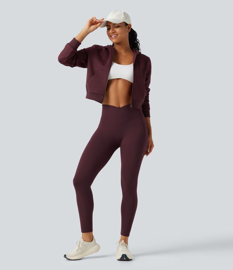 Fleece-Trainingsjacke mit Kapuze, Seitentaschen und langen Ärmeln Fleece-Trainingsjacke mit Kapuze, Seitentaschen und langen Ärmeln