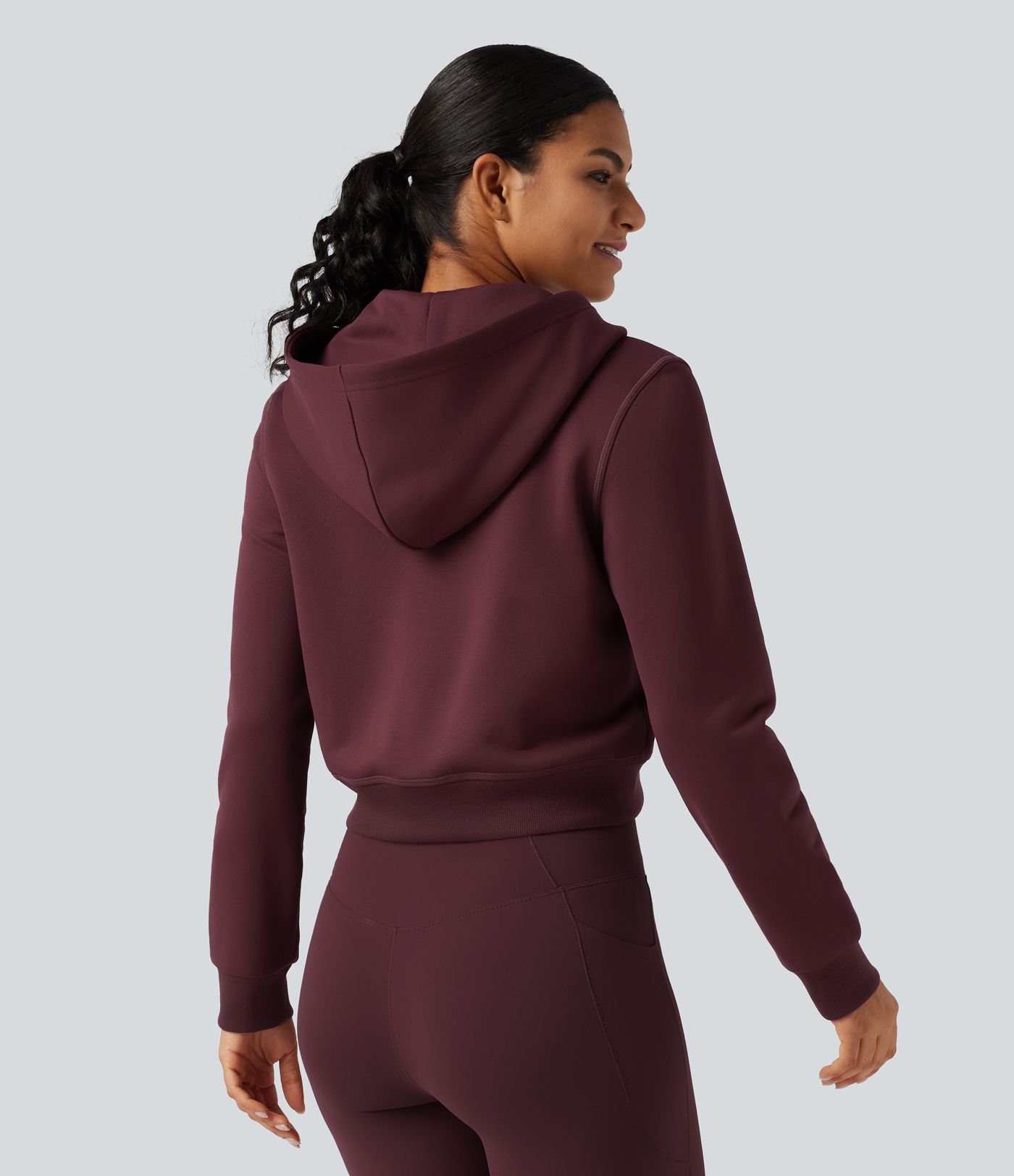 Fleece-Trainingsjacke mit Kapuze, Seitentaschen und langen Ärmeln Fleece-Trainingsjacke mit Kapuze, Seitentaschen und langen Ärmeln