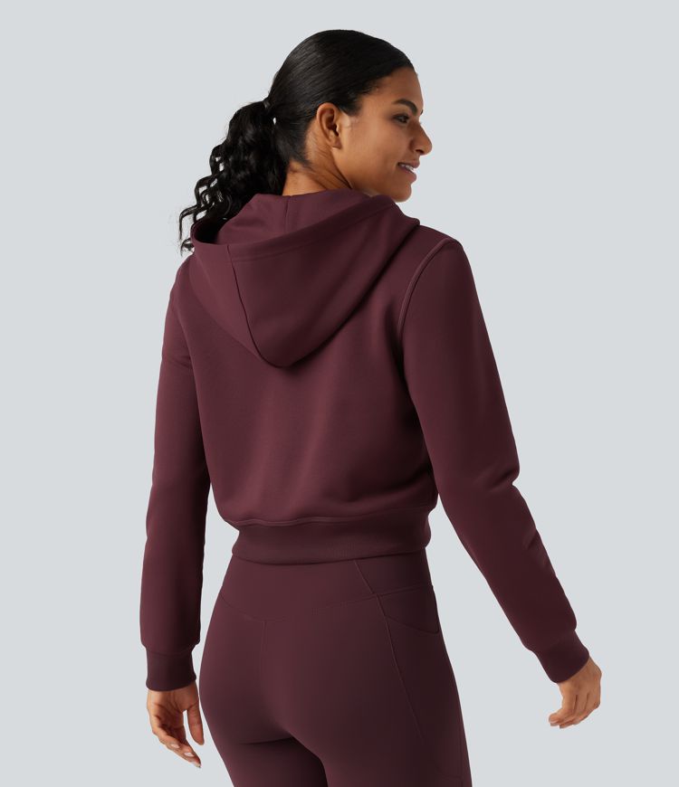 Fleece-Trainingsjacke mit Kapuze, Seitentaschen und langen Ärmeln Fleece-Trainingsjacke mit Kapuze, Seitentaschen und langen Ärmeln