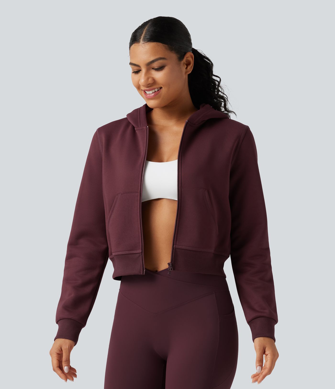 Fleece-Trainingsjacke mit Kapuze, Seitentaschen und langen Ärmeln Fleece-Trainingsjacke mit Kapuze, Seitentaschen und langen Ärmeln